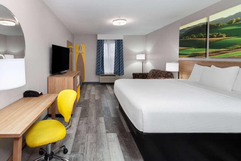 Days Inn & Suites By Wyndham Sellersburg Стая снимка