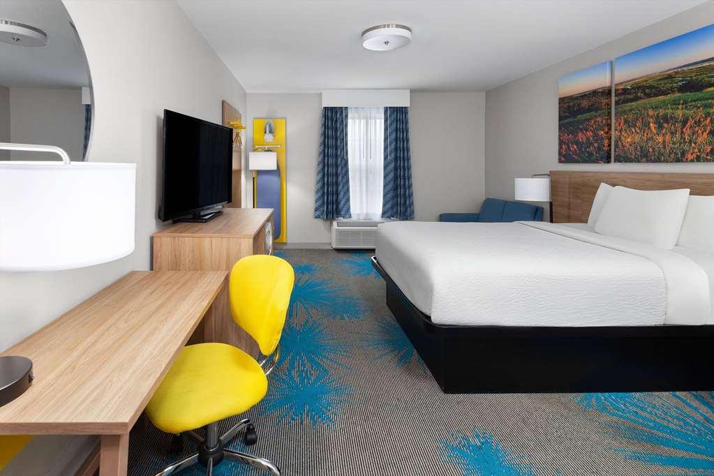 Days Inn & Suites By Wyndham Sellersburg Стая снимка