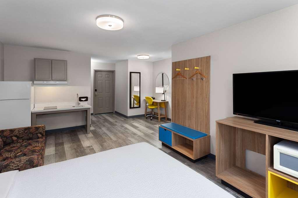 Days Inn & Suites By Wyndham Sellersburg Стая снимка