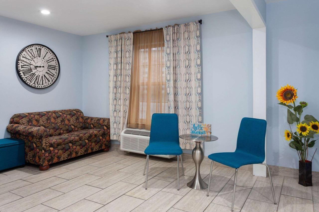 Days Inn & Suites By Wyndham Sellersburg Екстериор снимка