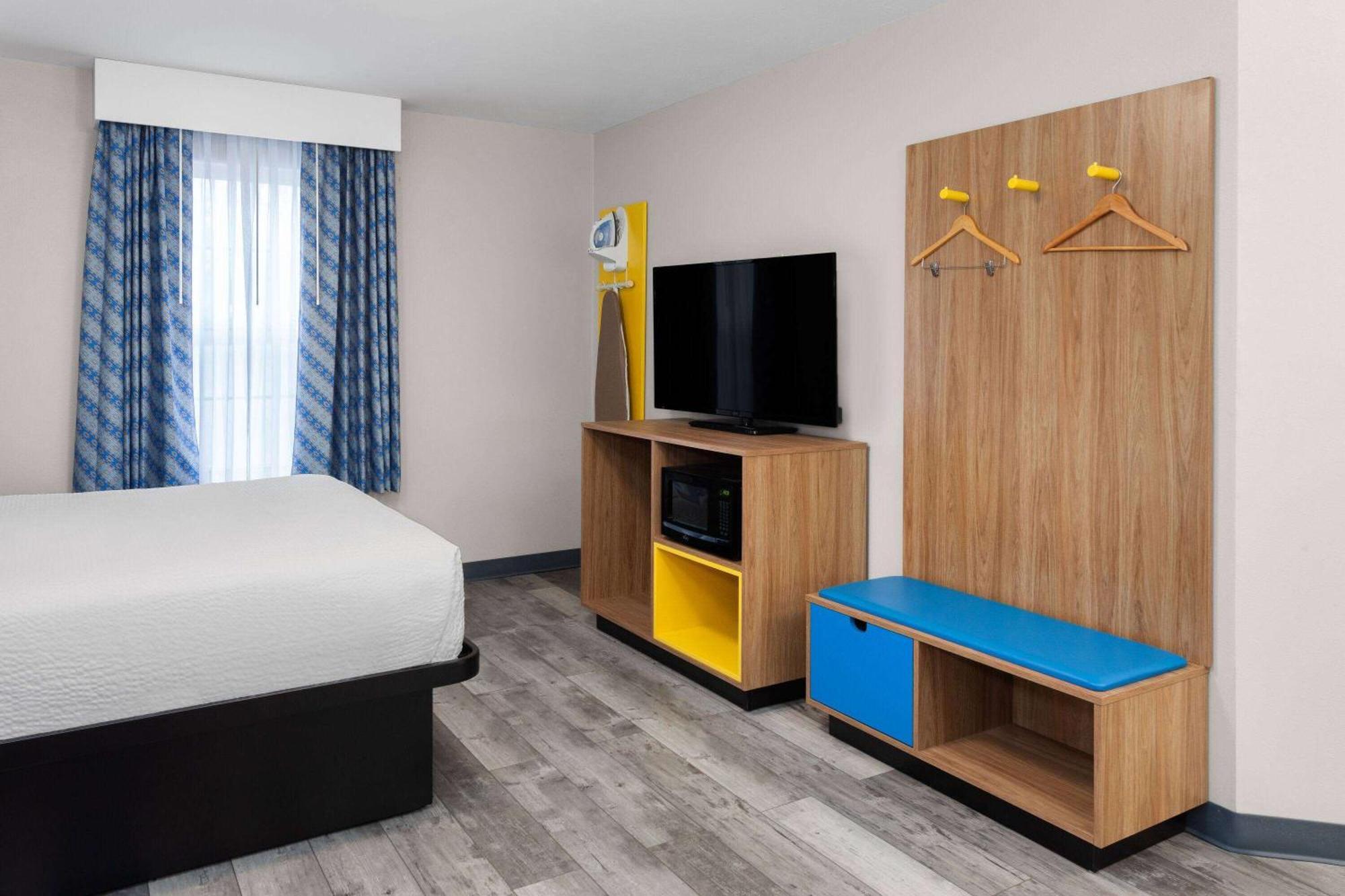 Days Inn & Suites By Wyndham Sellersburg Екстериор снимка