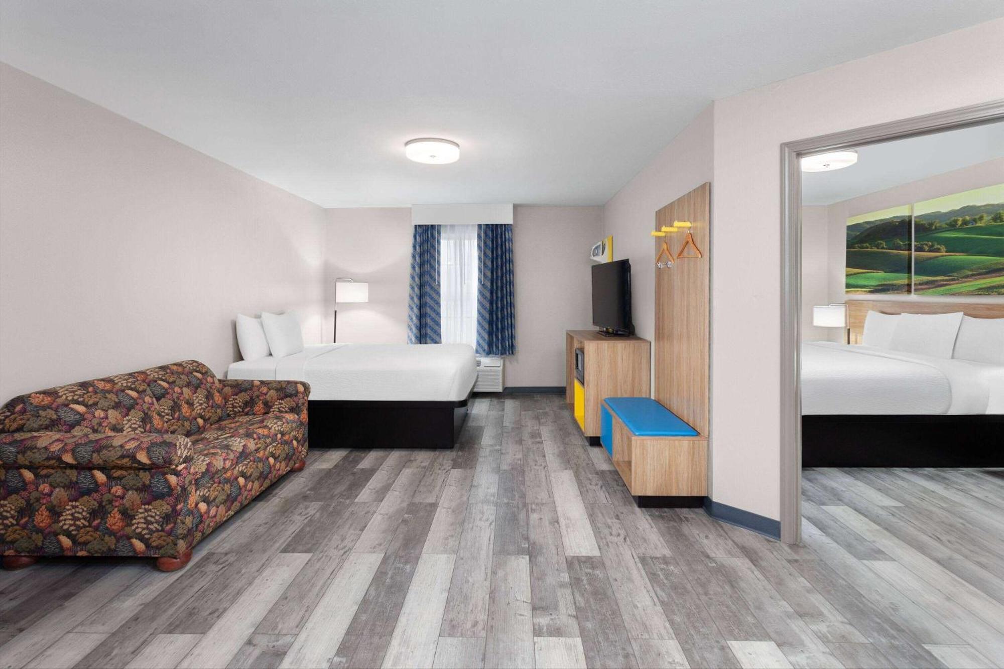 Days Inn & Suites By Wyndham Sellersburg Екстериор снимка