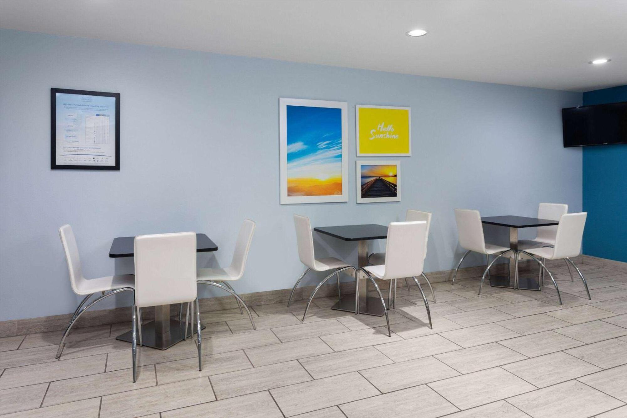 Days Inn & Suites By Wyndham Sellersburg Екстериор снимка