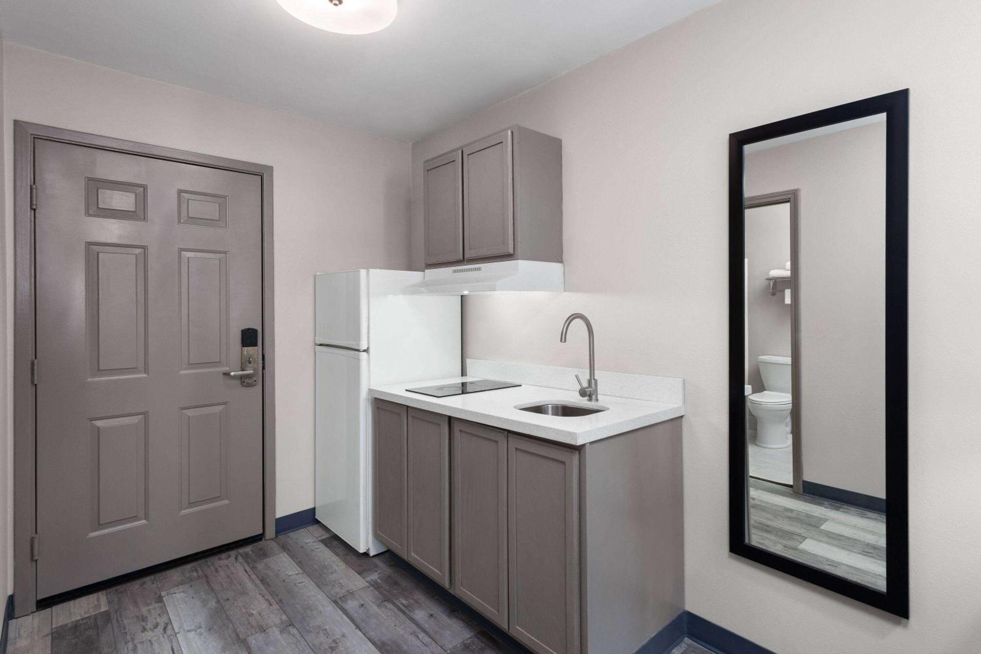 Days Inn & Suites By Wyndham Sellersburg Екстериор снимка