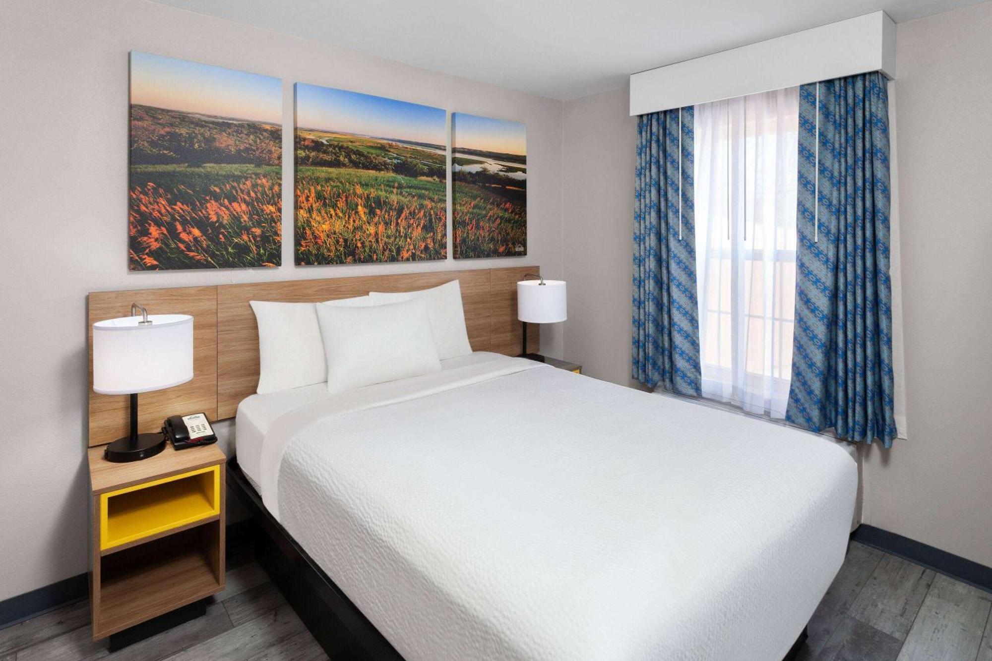 Days Inn & Suites By Wyndham Sellersburg Екстериор снимка
