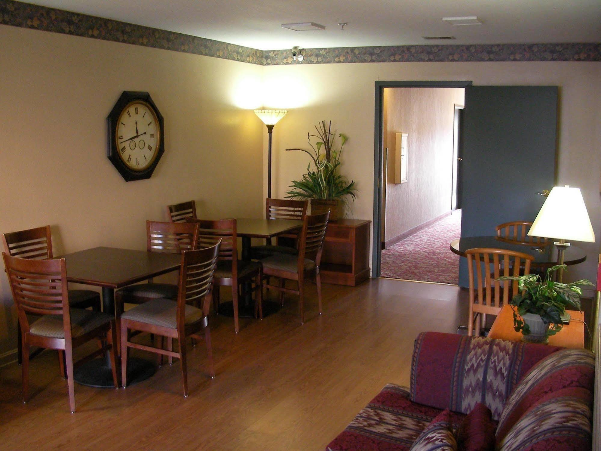 Days Inn & Suites By Wyndham Sellersburg Екстериор снимка