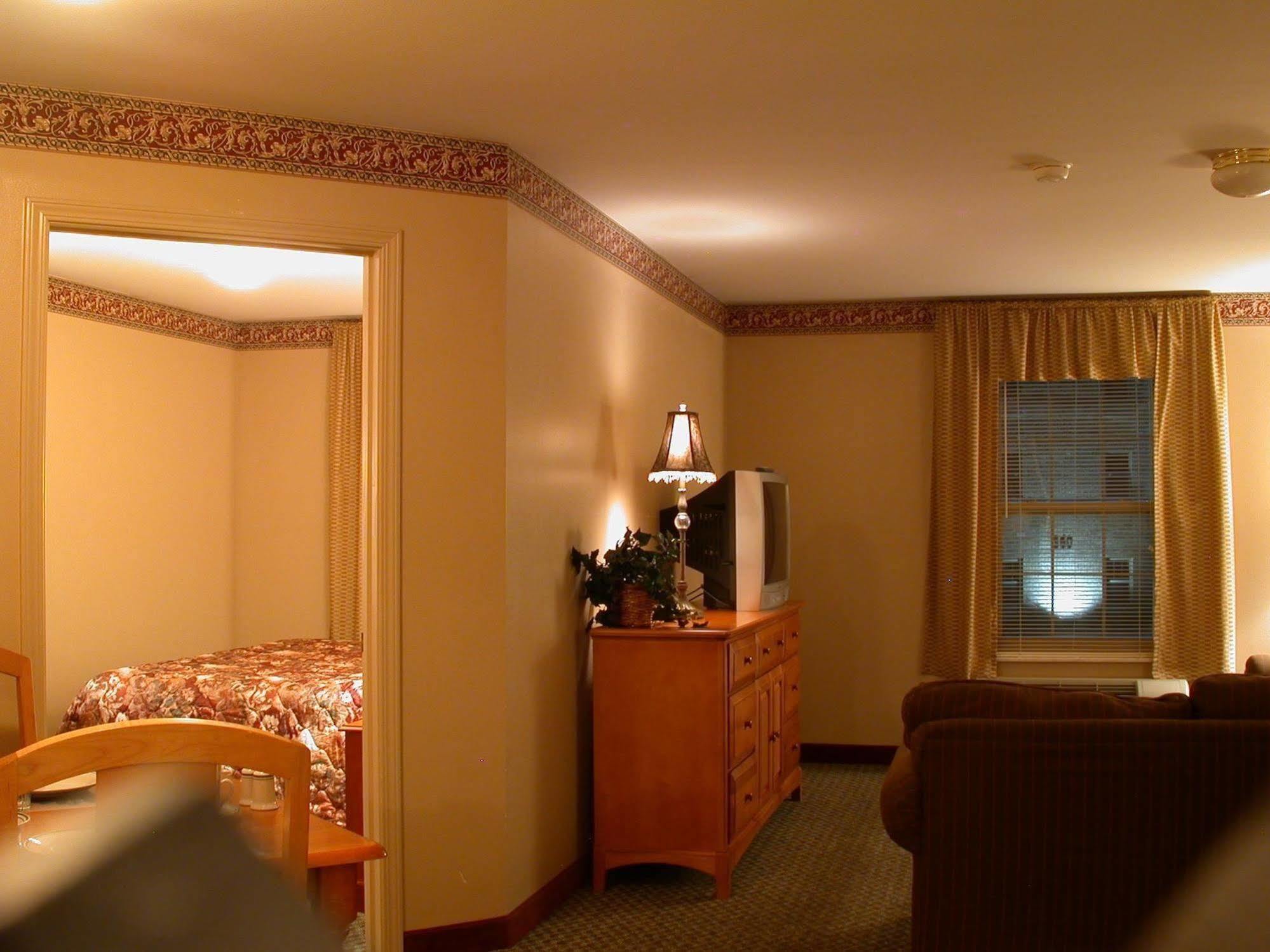 Days Inn & Suites By Wyndham Sellersburg Екстериор снимка