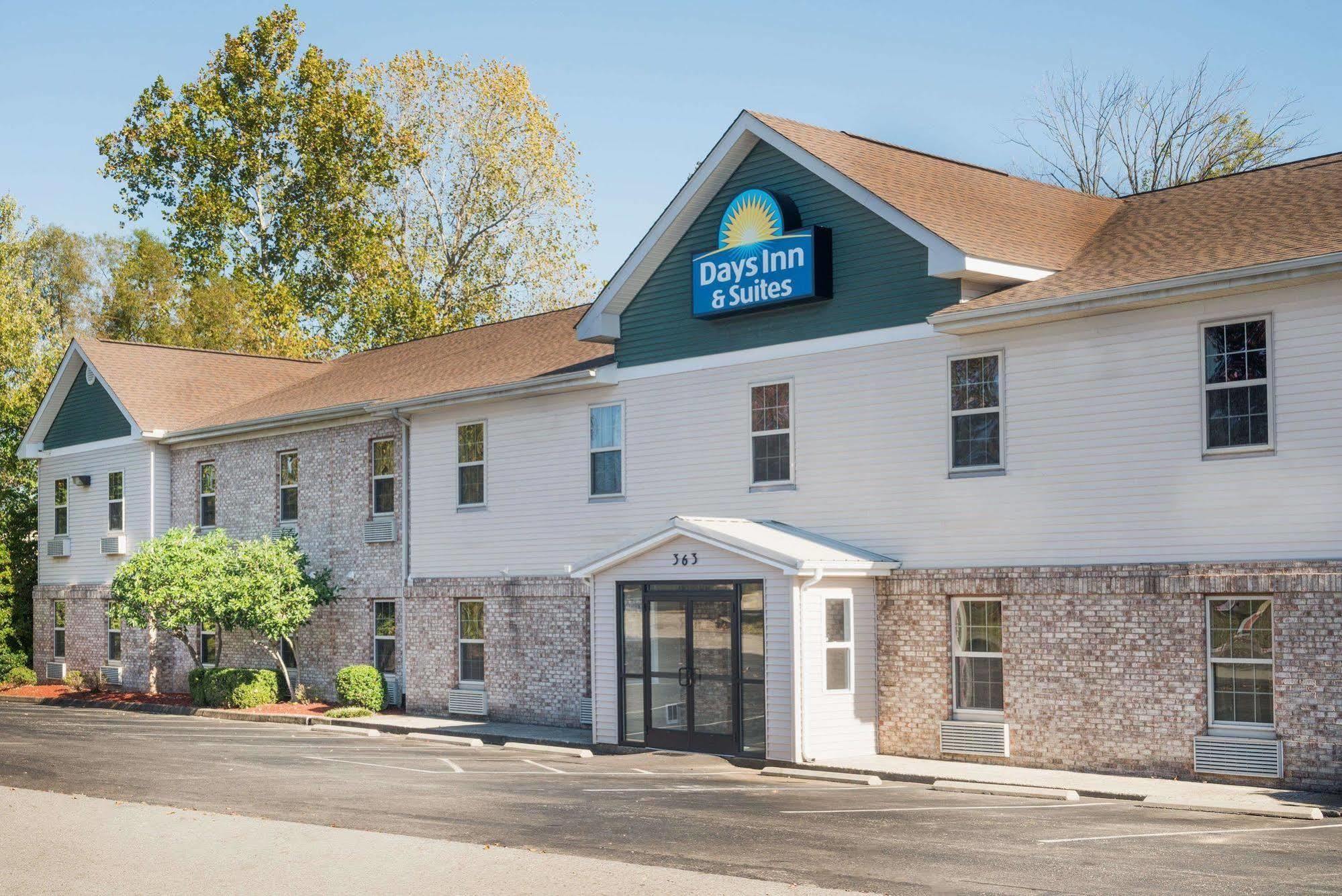 Days Inn & Suites By Wyndham Sellersburg Екстериор снимка