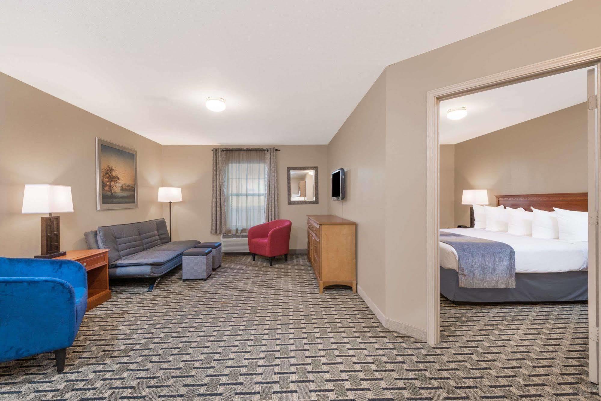 Days Inn & Suites By Wyndham Sellersburg Екстериор снимка